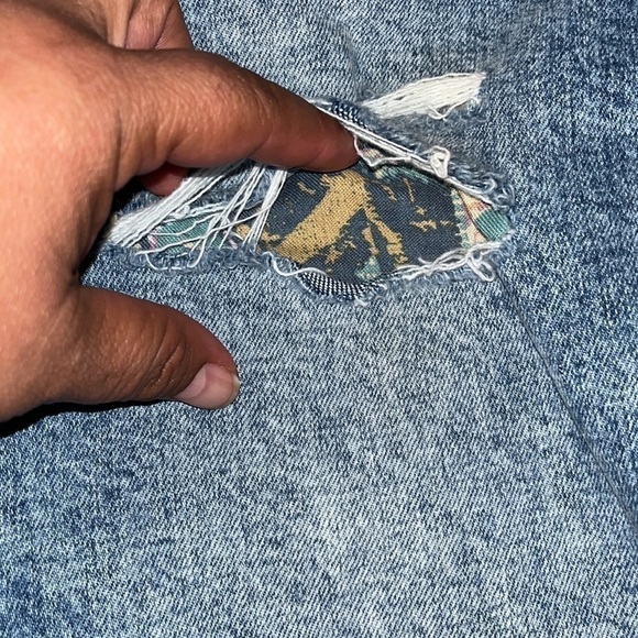 Pull & Bear Slim fit denim Bermuda shorts with rip details, a five-pocket. - Picture 10 of 10